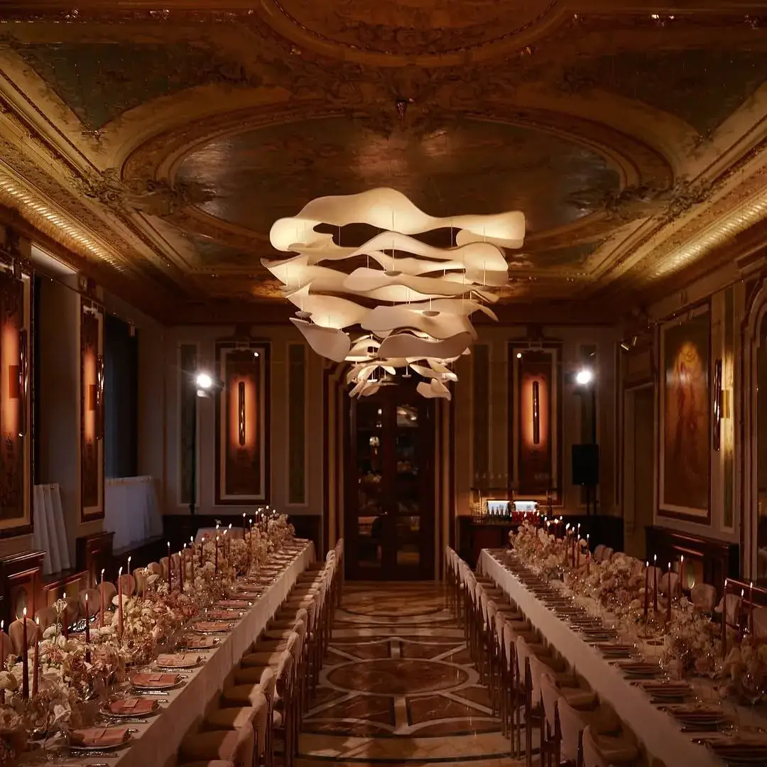 Праздничная рассадка в центральном зале SAVOY