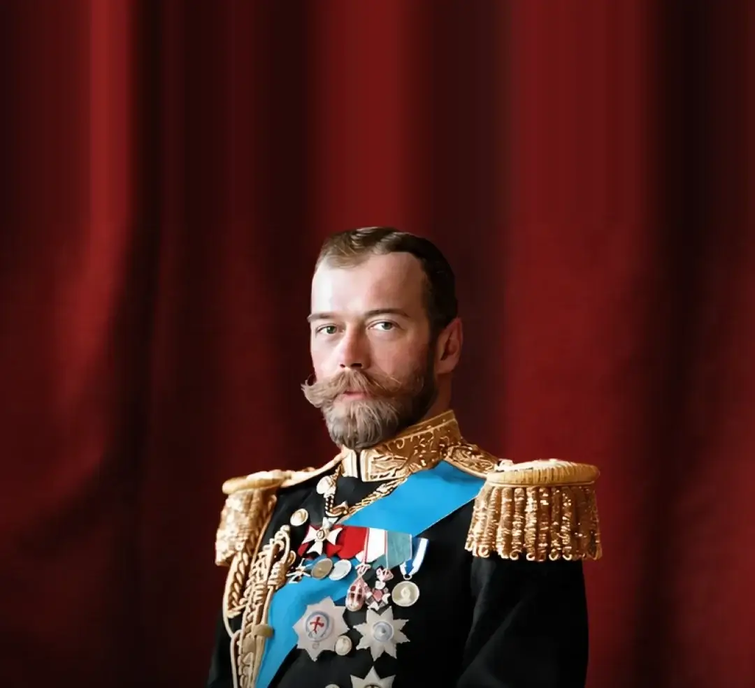 Николай II в парадном мундире на фоне красного занавеса, кадр с афиши арт-завтрака «Романовы»