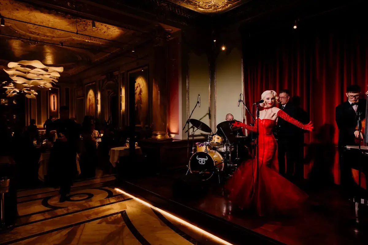 Певица на сцене SAVOY